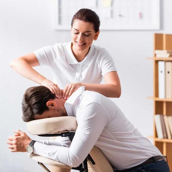 Formation massage assis sur chaise ergonomique©